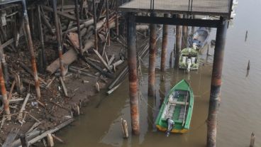 Postales de la bajante: costas más amplias, desmoronamientos, el Paraná viejo seco.