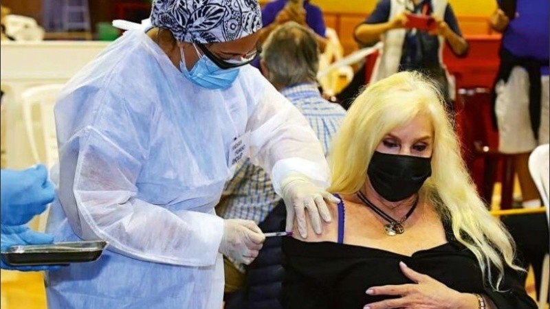 Susana Giménez, recibió la vacuna de Pfizer en Uruguay.