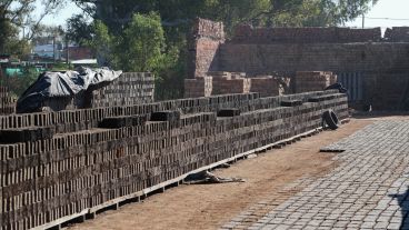 Los adobes se secan al sol.