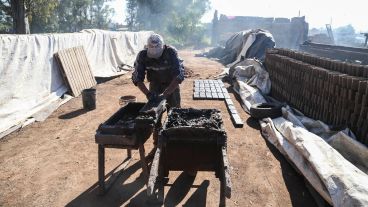 Cortar el ladrillo, la parte más dura de todo el proceso.