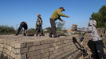 Otro trabajo pesado: armar la hornalla.
