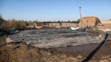Una vez que se pisa el barro se lo tapa con un nylon y se lo deja asentar.