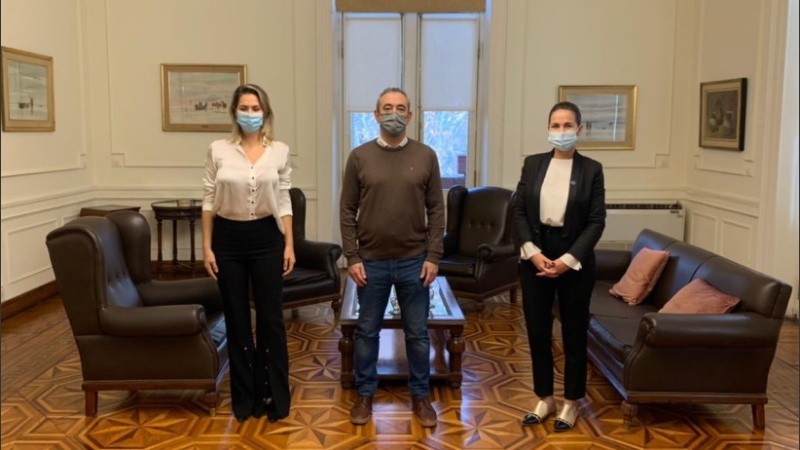 Javkin con las otrora periodistas Carolina Losada y Anita Martínez, ahora volcadas a la política. 