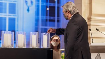 El presidente prendió 24 velas por los fallecidos en cada provincia.