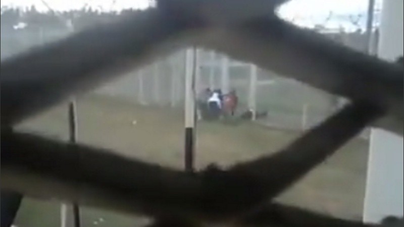 Un video del momento en que los presos salen por el alambrado. 