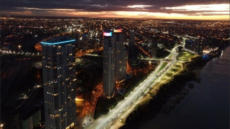 Las torres Dolfines Guaraní de Rosario iluminadas con la bandera del colectivo LGBTI+