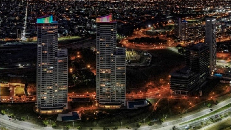 Las torres Dolfines Guaraní de Rosario iluminadas con la bandera del colectivo LGBTI+