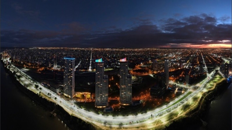 Las torres Dolfines Guaraní de Rosario iluminadas con la bandera del colectivo LGBTI+