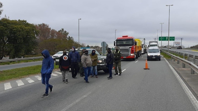 Pasadas las 14:30, los manifestantes se retiraron de la cabecera del puente.