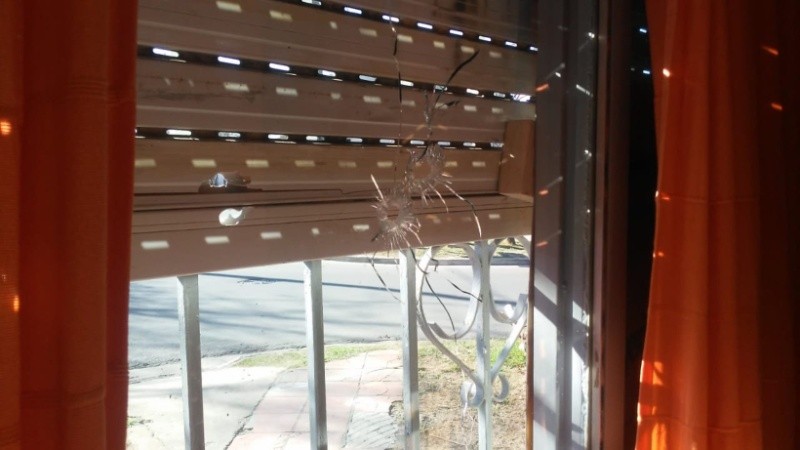 Uno de los balazos rompió el vidrio de la ventana. 