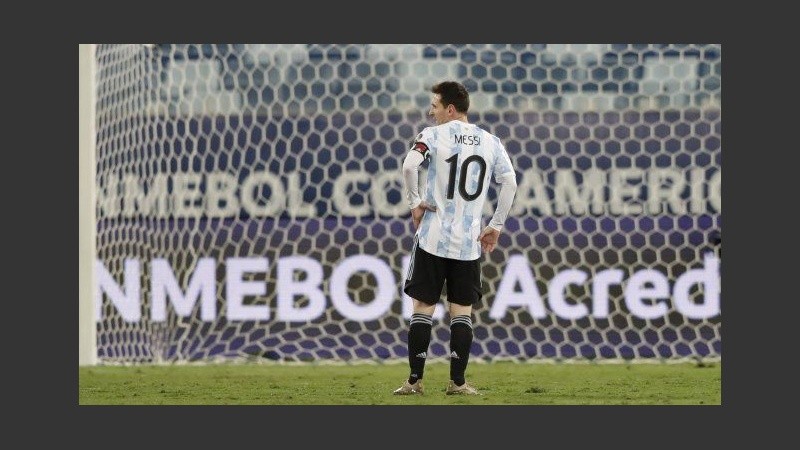Messi espera por su disparo penal ante Bolivia. Fue el primero de sus dos goles.