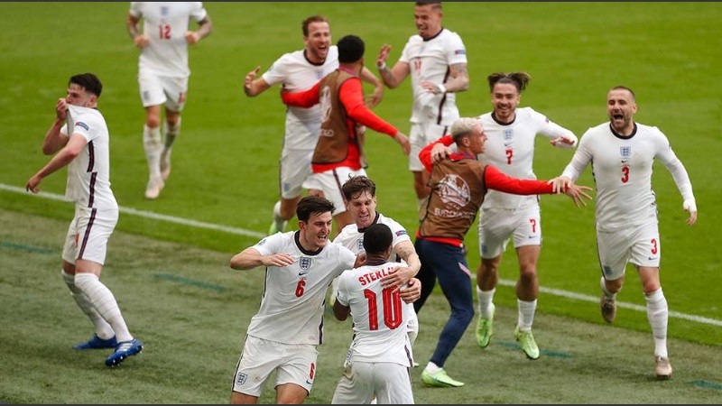 Sterling festeja su gol para Inglaterra y sus compañeros explotan en la eliminación de Alemania