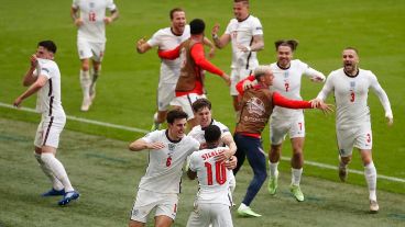 Sterling festeja su gol para Inglaterra y sus compañeros explotan en la eliminación de Alemania