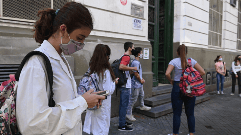 Según se informó, el 1,3% de los estudiantes consultados se contagió de coronavirus. (Télam)