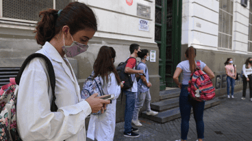 Según se informó, el 1,3% de los estudiantes consultados se contagió de coronavirus. (Télam)