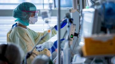 La atención de pacientes en la Unidad de pacientes con covid en Alemania, que ya atravesó la tercera ola.