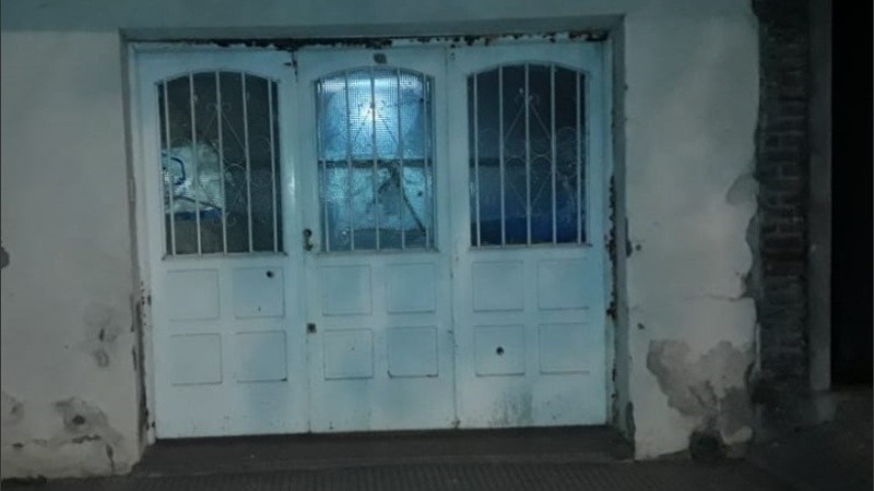 El domicilio está a una cuadra de la Jefatura policial.