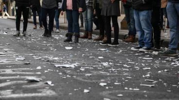 Vajilla hecha añicos sobre calle Santa Fe.