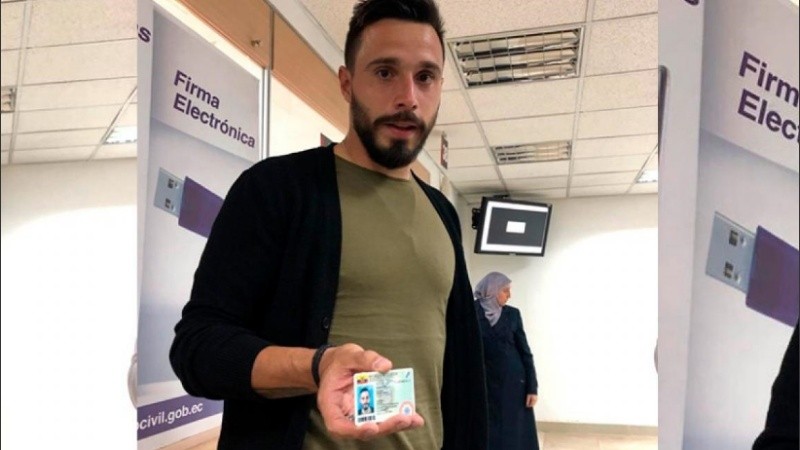 Hernán Galíndez mostraba su cédula ecuatoriana, hoy es el arquero de la selección.