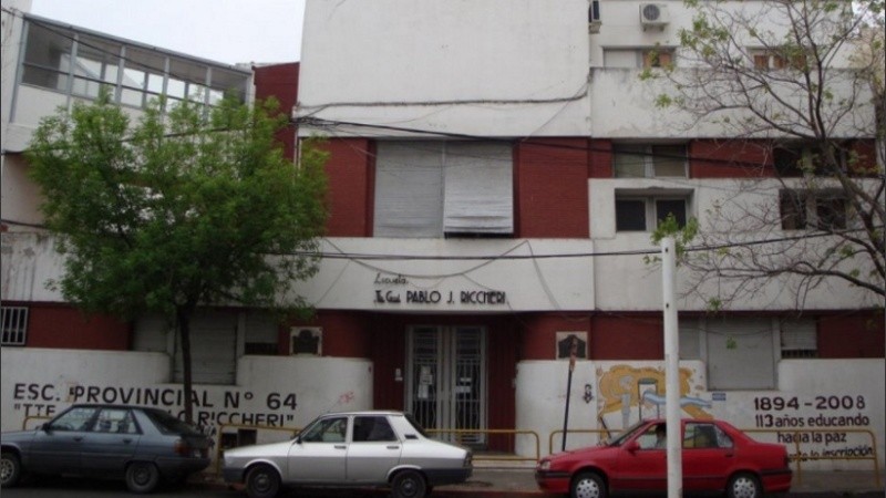 La escuela N° 64 Peblo Riccheri está ubicada en Moreno 965, frente al Cemar.