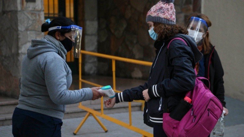 El ingreso a un colegio céntrico este jueves con la vuelta del secundario. 