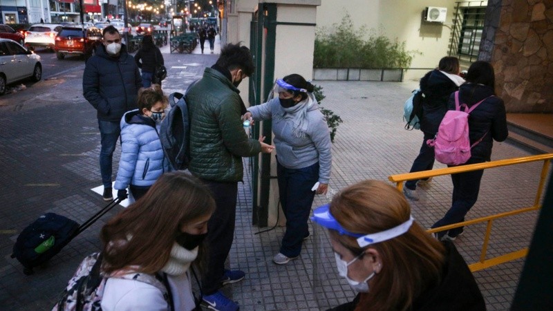 Una de las escuelas secundarias de Rosario que recibió este jueves a sus alumnos. 