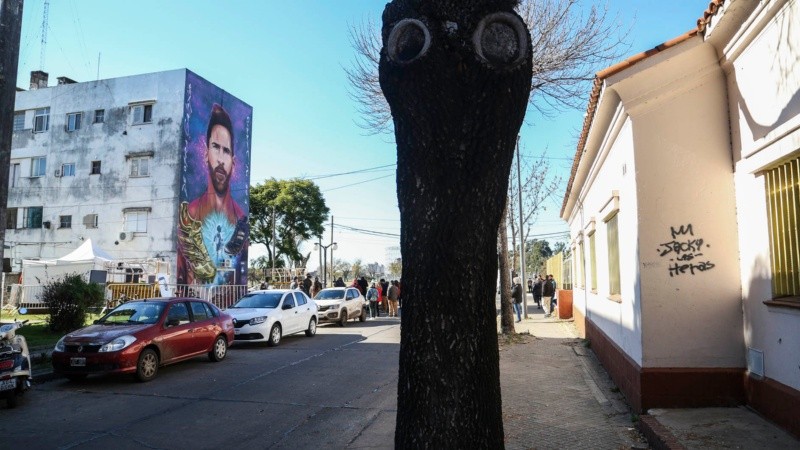 Frente al mural se encuentra la escuela 