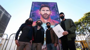 Los encargados de pintar el gran mural posaron para la foto.