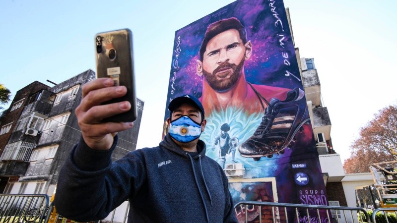 Fanáticos de Messi se acercaron para sacarse una foto. 