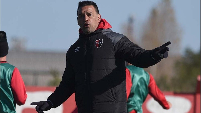 El DT rojinegro dijo que necesitan refuerzos y apuntó a un zaguero y a un delantero.