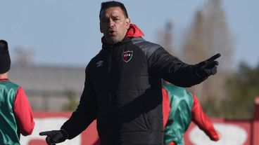 El DT rojinegro dijo que necesitan refuerzos y apuntó a un zaguero y a un delantero.