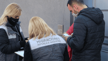Personal de Migraciones realiza controles a los viajeros aislados.