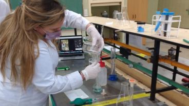 Docentes de la materia hicieron la práctica desde el laboratorio de la facultad de Ciencias Agrarias y los alumnos participaron en forma virtual.