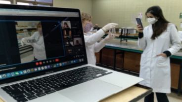 Docentes de la materia hicieron la práctica desde el laboratorio de la facultad de Ciencias Agrarias y los alumnos participaron en forma virtual.
