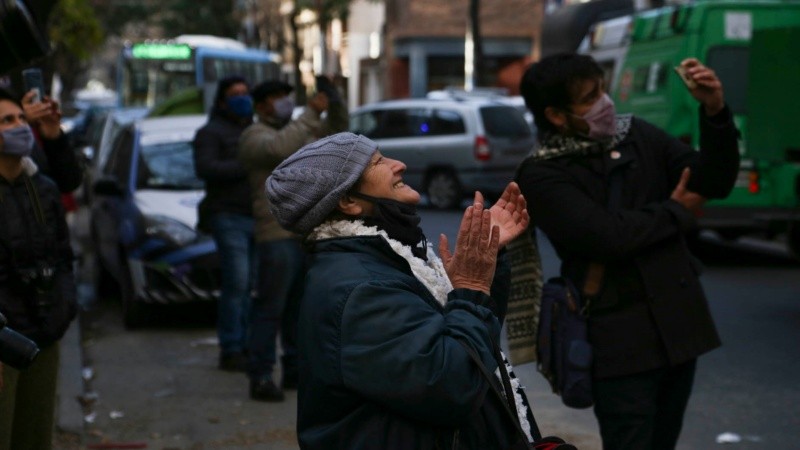 Los vecinos se acercaron a ver el operativo y escuchar las últimas campanadas.