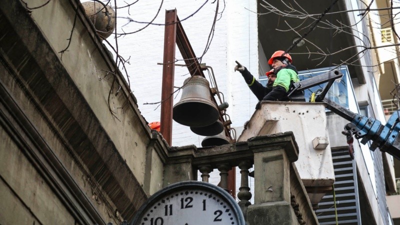 Los trabajos este sábado por la mañana para bajar las campanas de la Sudamericana. 
