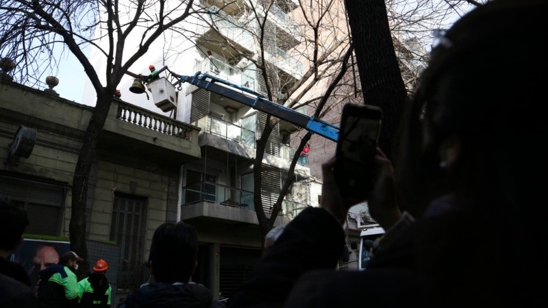 Los trabajos este sábado por la mañana para bajar las campanas de la Sudamericana. 