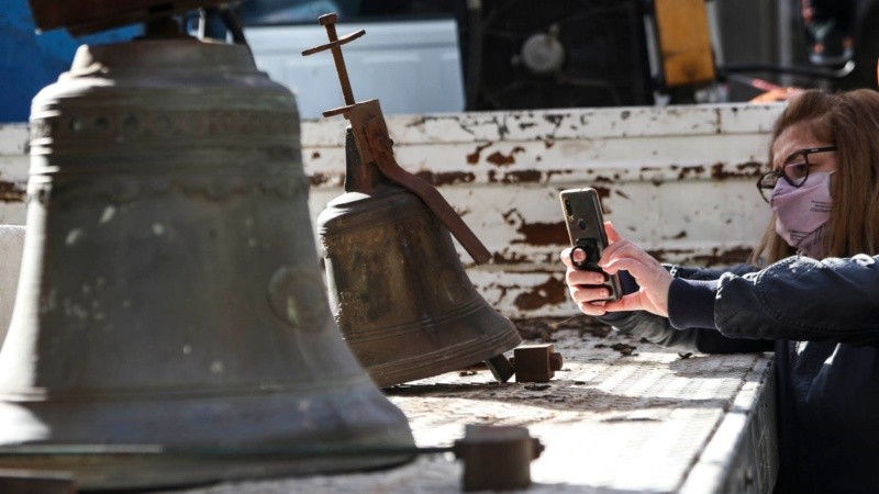 Las campanas fueron bajadas una por una. 