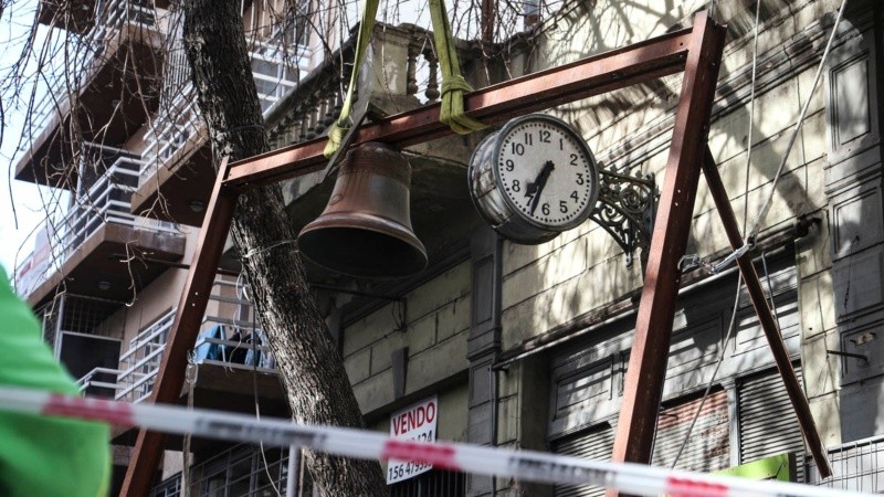 Los trabajos este sábado por la mañana para bajar las campanas de la Sudamericana. 
