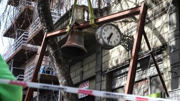 Los trabajos este sábado por la mañana para bajar las campanas de la Sudamericana.