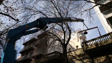 Los trabajos este sábado por la mañana para bajar las campanas de la Sudamericana.