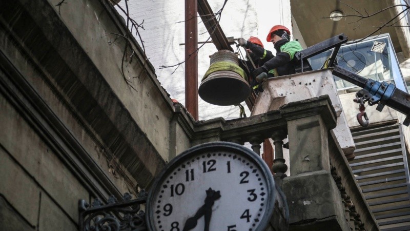 Los trabajos este sábado por la mañana para bajar las campanas de la Sudamericana. 