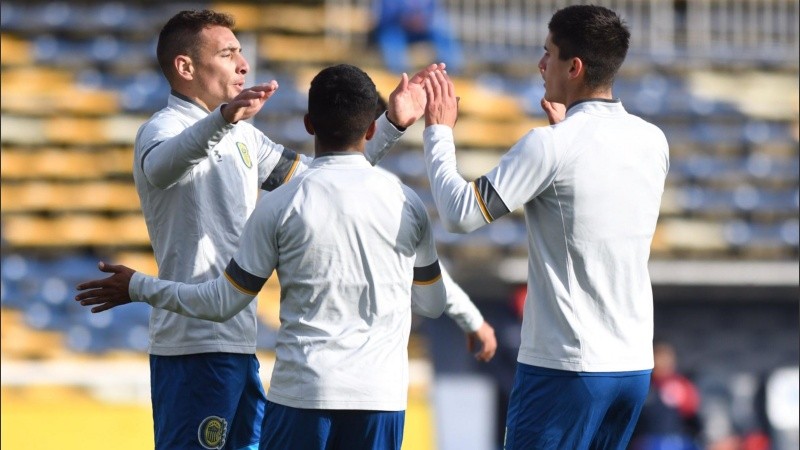 El goleador abrió el partido con un gol de palomita.