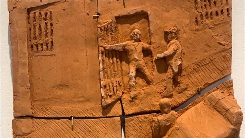 Las crónicas diarias de Rosario en el barro del artista