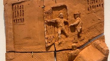 Las crónicas diarias de Rosario en el barro del artista