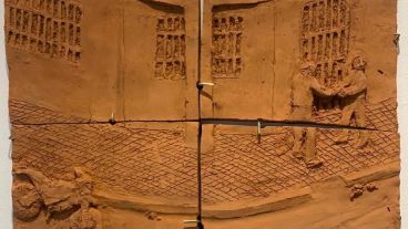 Las crónicas diarias de Rosario en el barro del artista