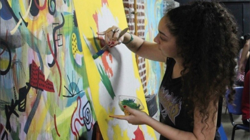 El taller de pintura es una de las propuestas del Galpón de las Juventudes.