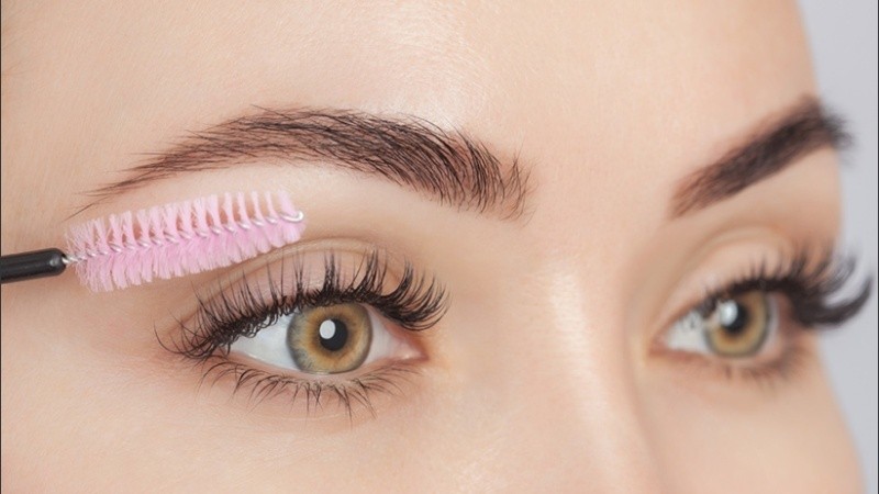 Si bien es un mito que ayuda al crecimiento, sí es cierto que las pestañas lucen más fuertes y brillantes tras la aplicación de esta sustancia