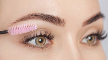 Si bien es un mito que ayuda al crecimiento, sí es cierto que las pestañas lucen más fuertes y brillantes tras la aplicación de esta sustancia