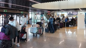 El gobierno dio detalles sobre los motivos de las restricciones de vuelos internacionales.